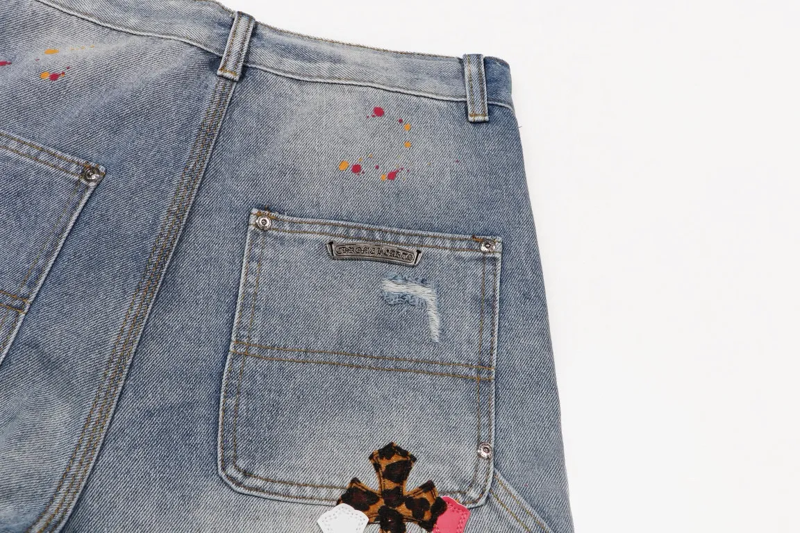 P220 Style Number: H472 Chrome Hearts CH Chrome Hearts Heavy Industry Damaged High Street Denim Shorts exude unruly personality and unique charm. Every wear and tear is carefully designed to present a unique artistic feel. Made of imported denim fabric, which has undergone heavy industrial washing and destruction treatment, the trousers show a super cool effect on the upper body, allowing you to dominate the fashion stage.  This is more than just a pair of jeans, it is an expression of attitude. With its unique design concept and ultimate pursuit of details, Croxin breaks traditional boundaries and defines the jeans trend in the new era. The trousers are made of double-layer woven fabric and matched with customized hardware, showing an incomparably beautiful and unique style, making every wearer the focus of fashion. Imported denim fabric, super heavy-duty washed and damaged, the upper body is super cool! Customized hardware, incomparably good-looking model. The production process is difficult. It has a high-street feel. Color: Gray Size: S M L XL